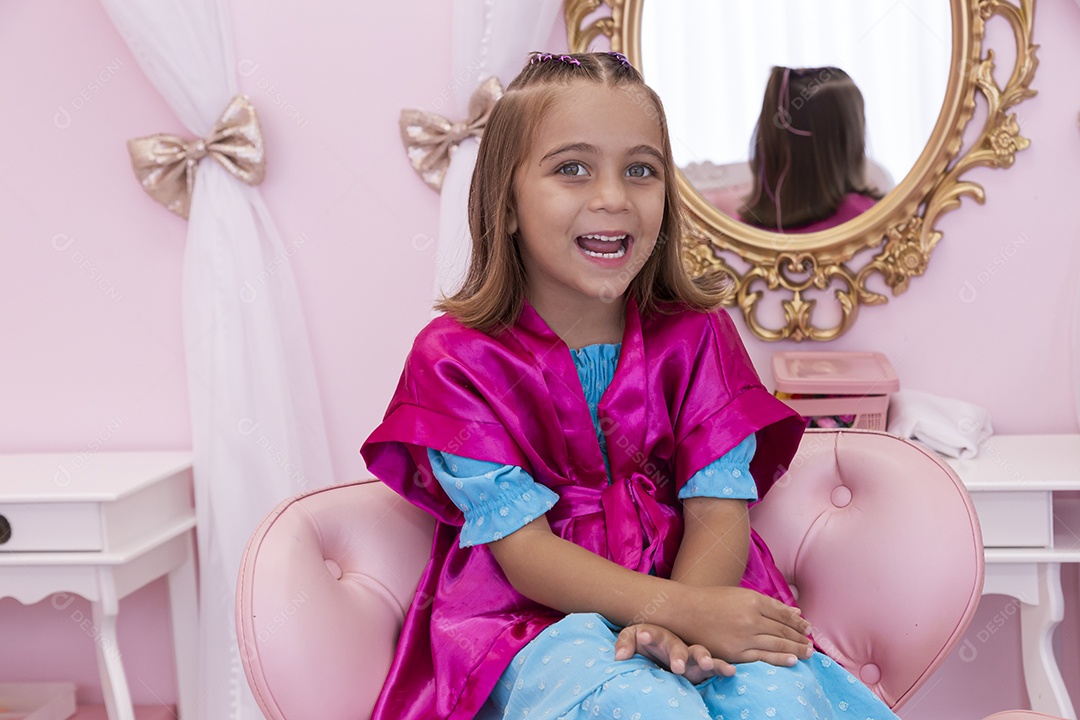 Linda garota jovem em um salão de beleza