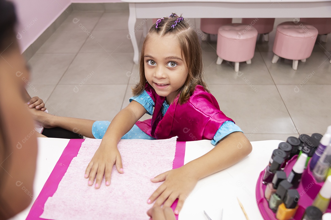 Linda garota jovem em um salão de beleza