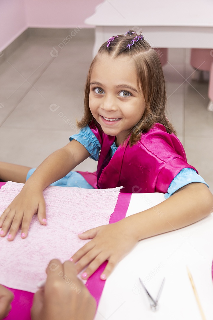 Linda garota em um salão de beleza