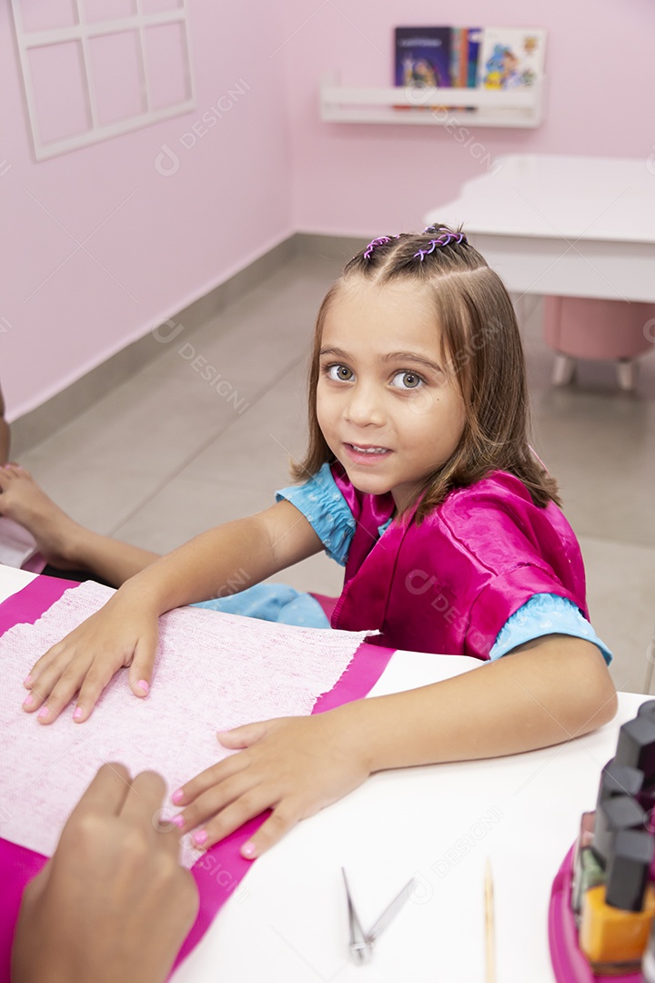 Linda garota em um salão de beleza