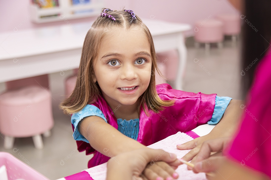 Linda garota em um salão de beleza