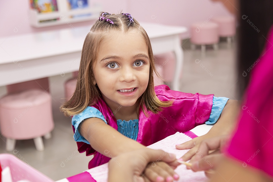 Linda garota em um salão de beleza