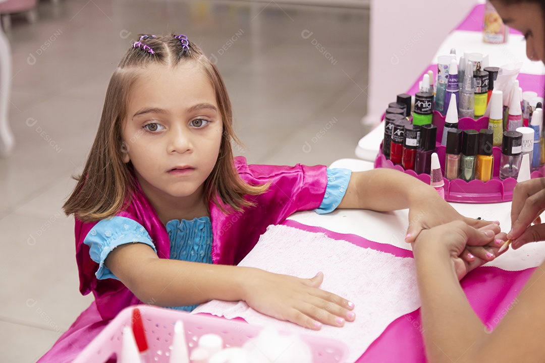 Linda garota em um salão de beleza