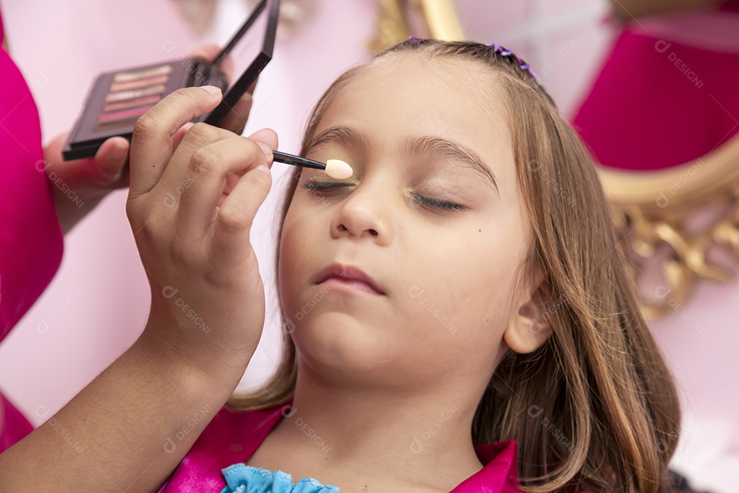 Linda garota em um salão de beleza