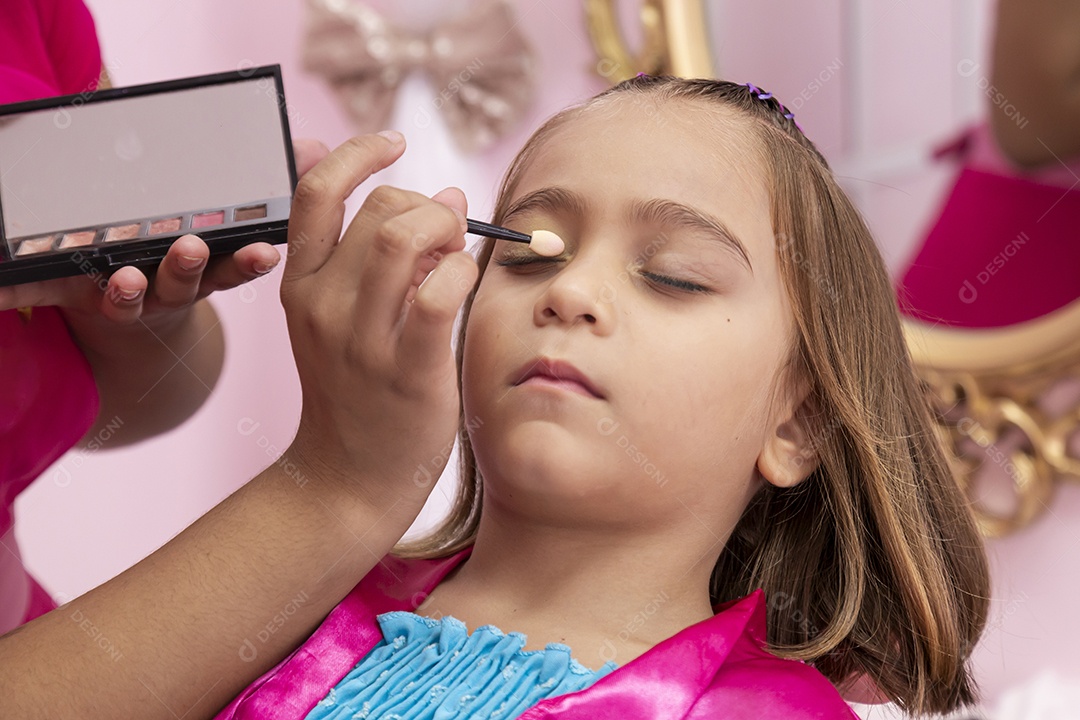 Linda garota em um salão de beleza