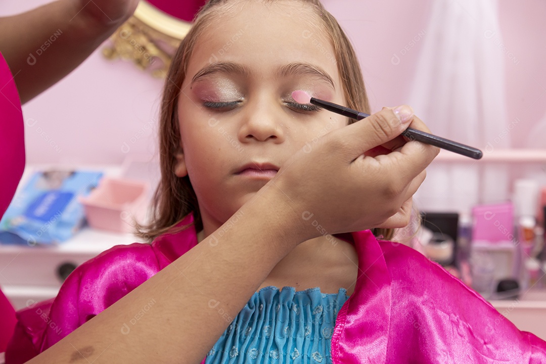 Linda garota em um salão de beleza