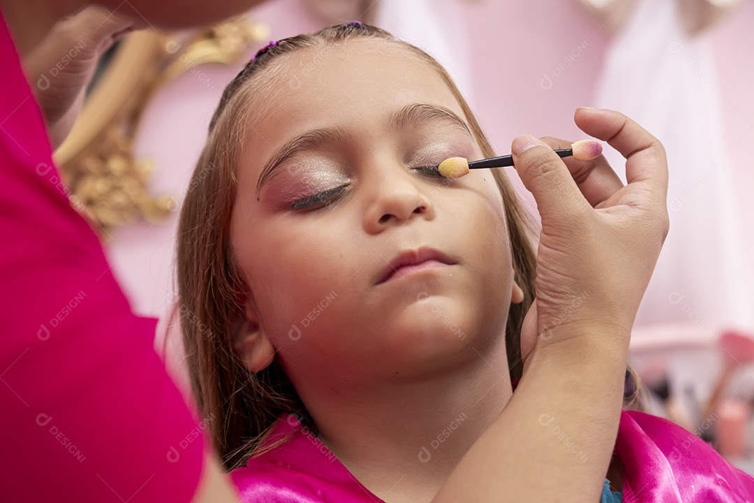 Linda garota sendo maquiada