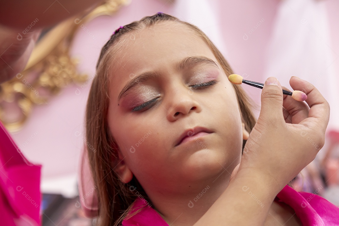 Linda garota sendo maquiada