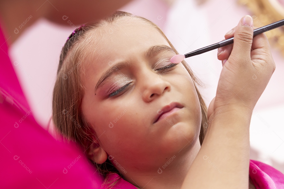 Linda garota sendo maquiada