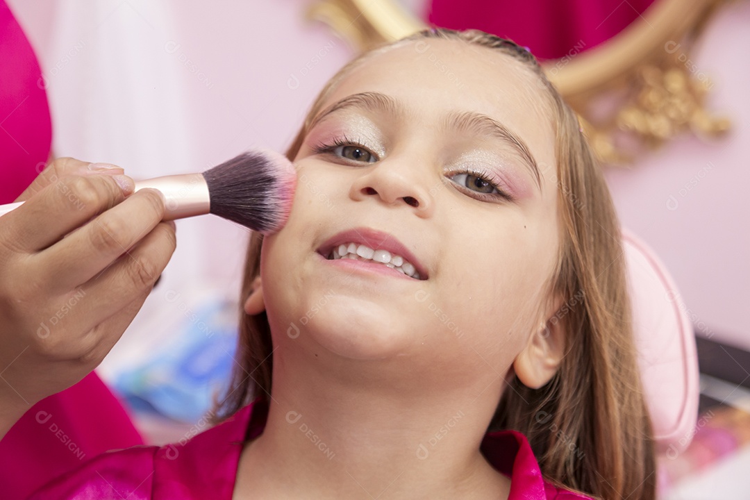 Linda garota em um salão de beleza