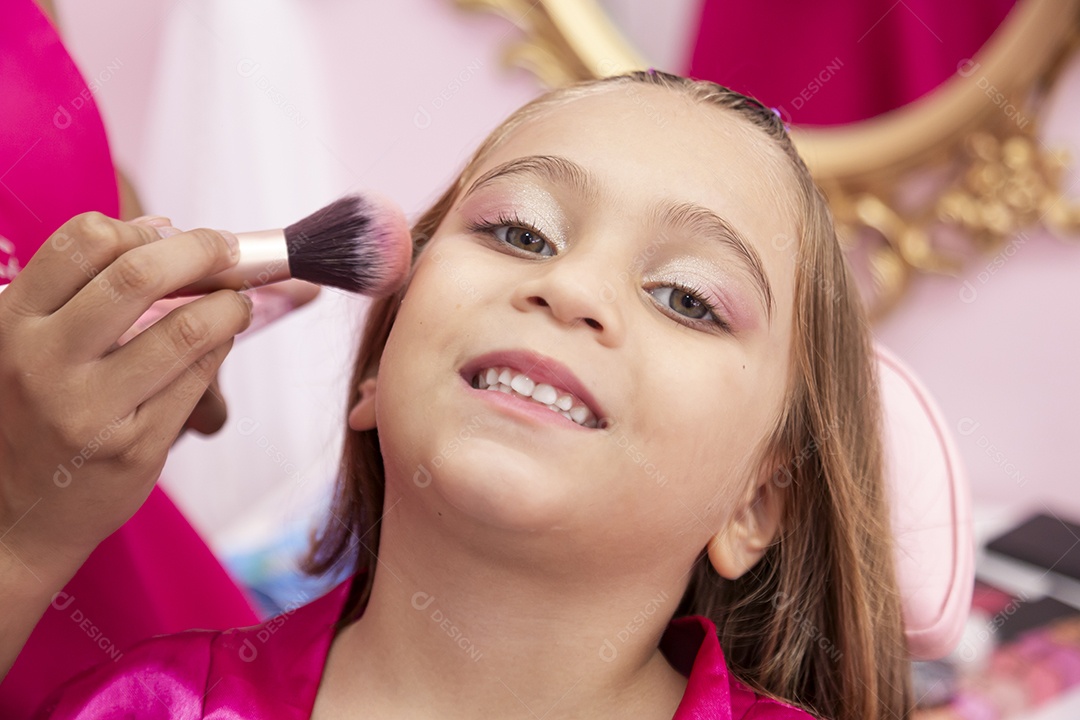 Linda garota em um salão de beleza