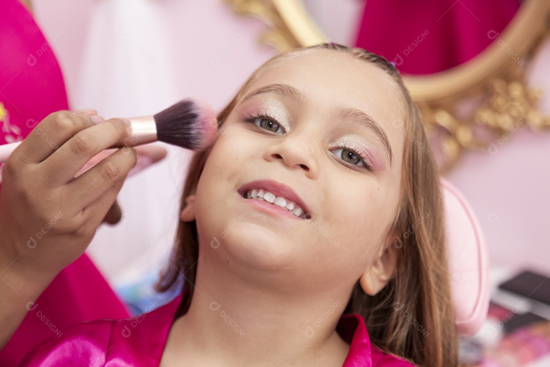 Linda garota em um salão de beleza