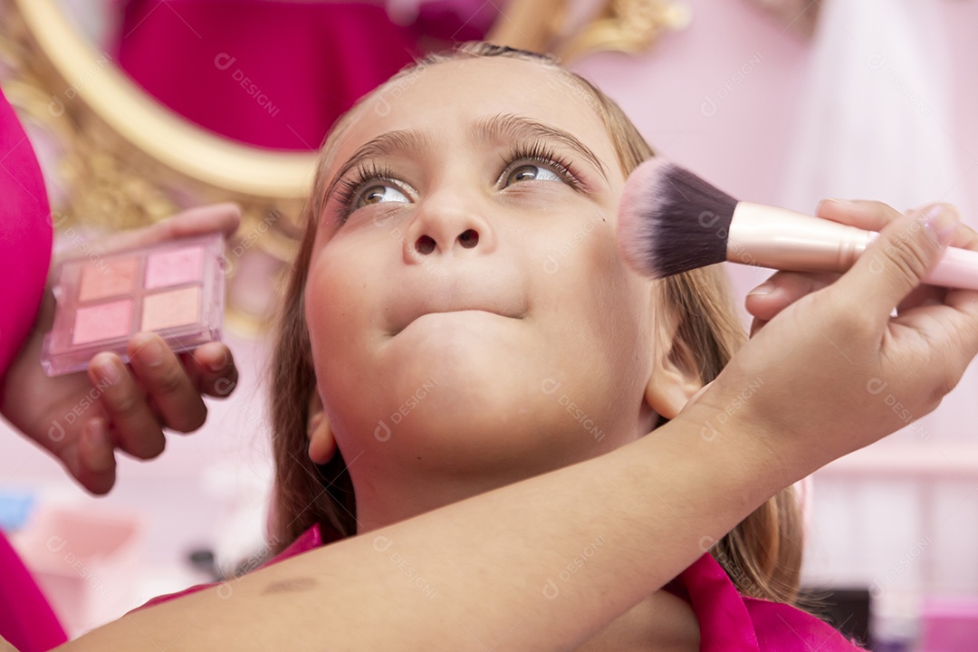 Linda garota em um salão de beleza