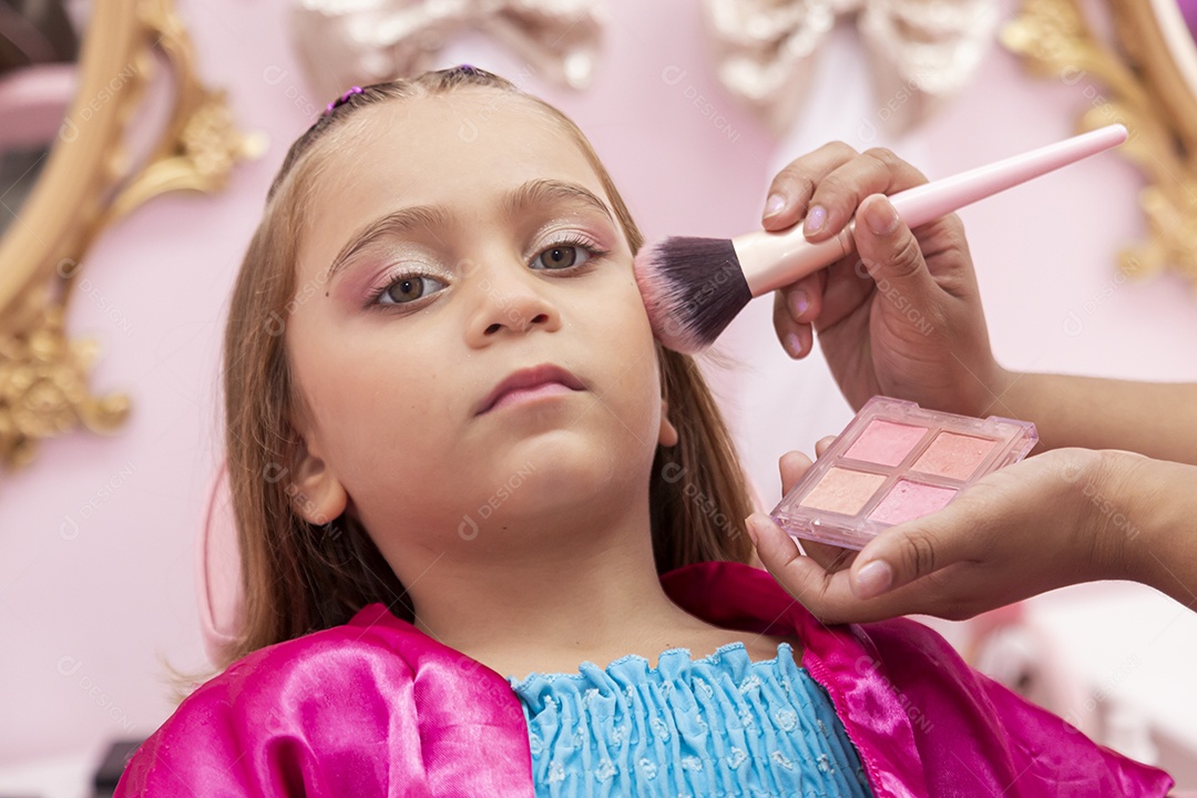 Linda garota em um salão de beleza