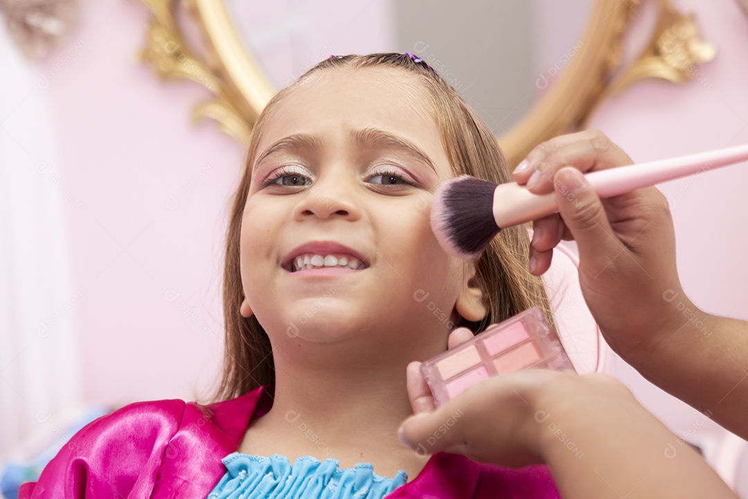 Linda garota em um salão de beleza