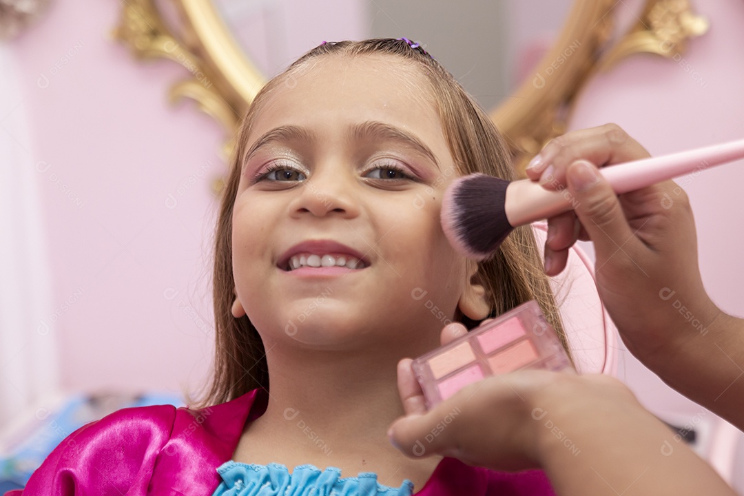 Linda garota em um salão de beleza