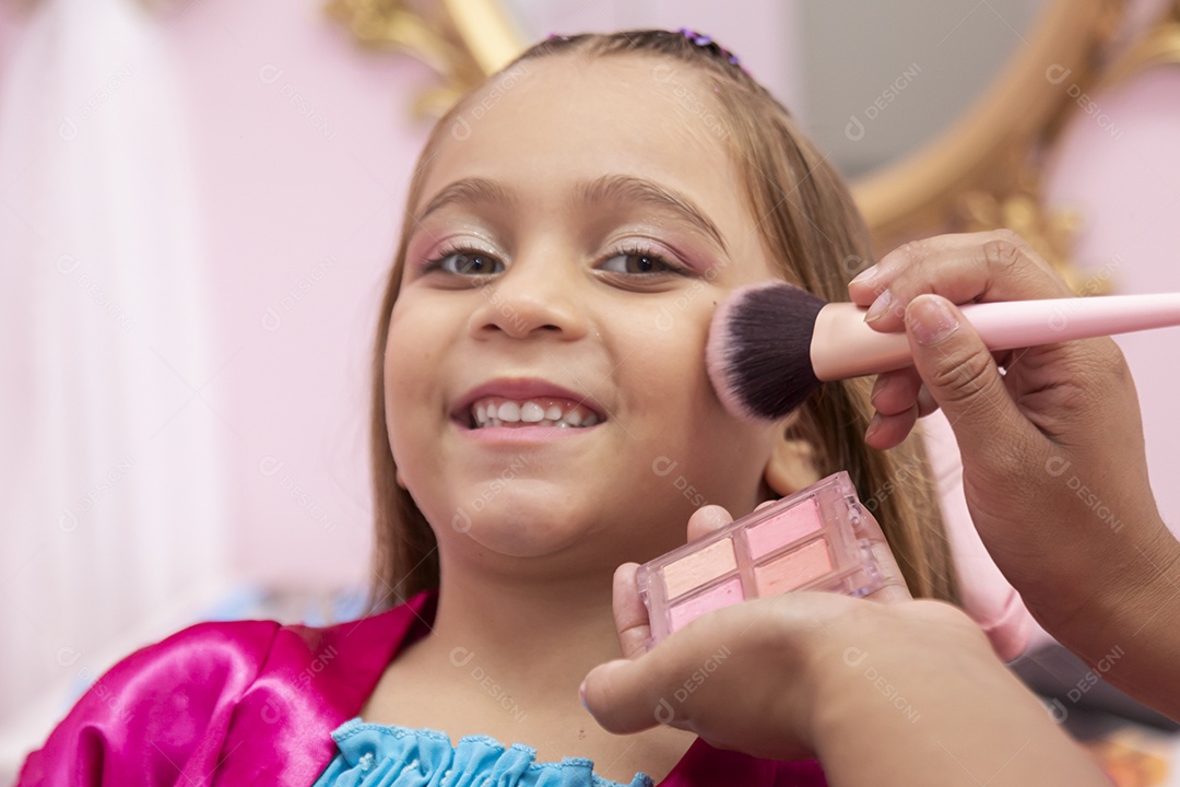 Linda garota em um salão de beleza