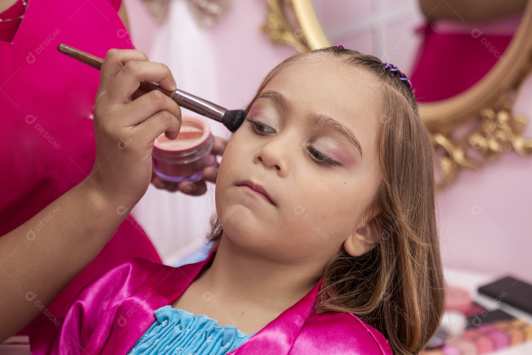 Linda garota em um salão de beleza