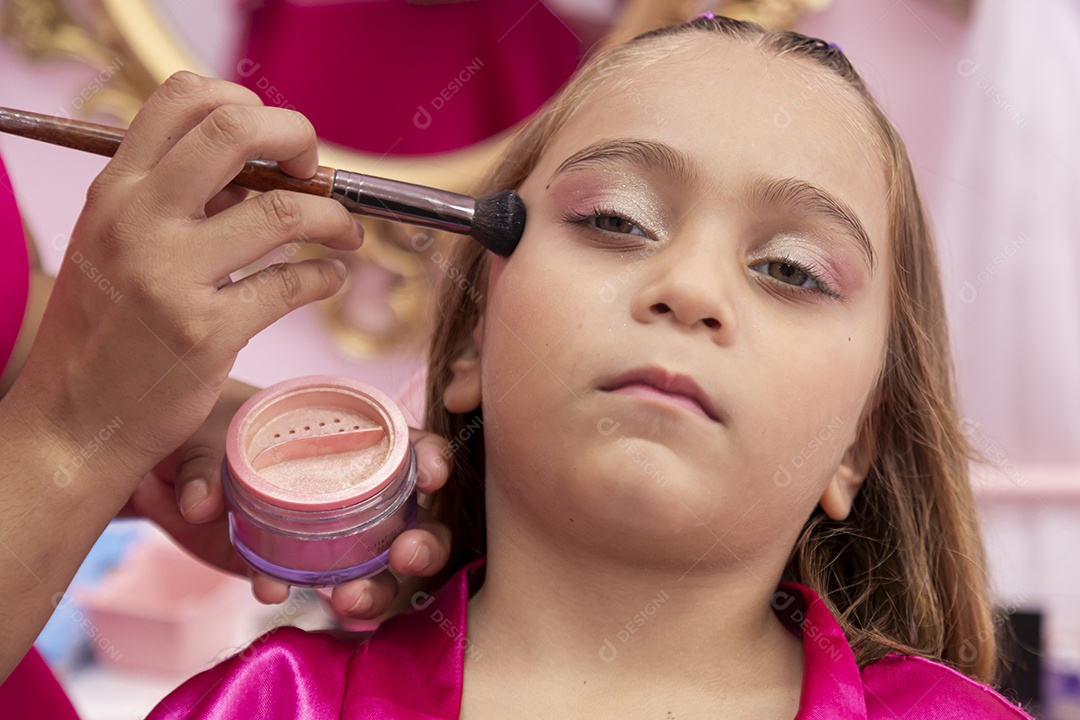 Linda garota em um salão de beleza