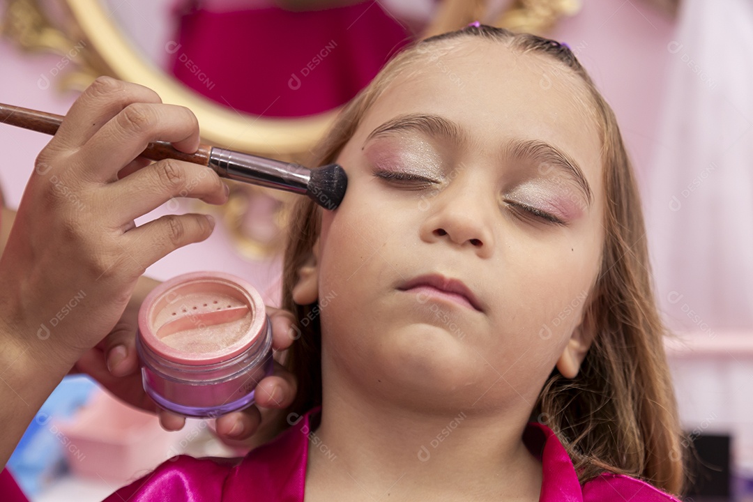 Linda garota em um salão de beleza