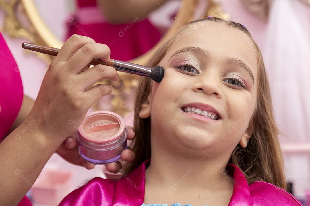 Linda garota em um salão de beleza