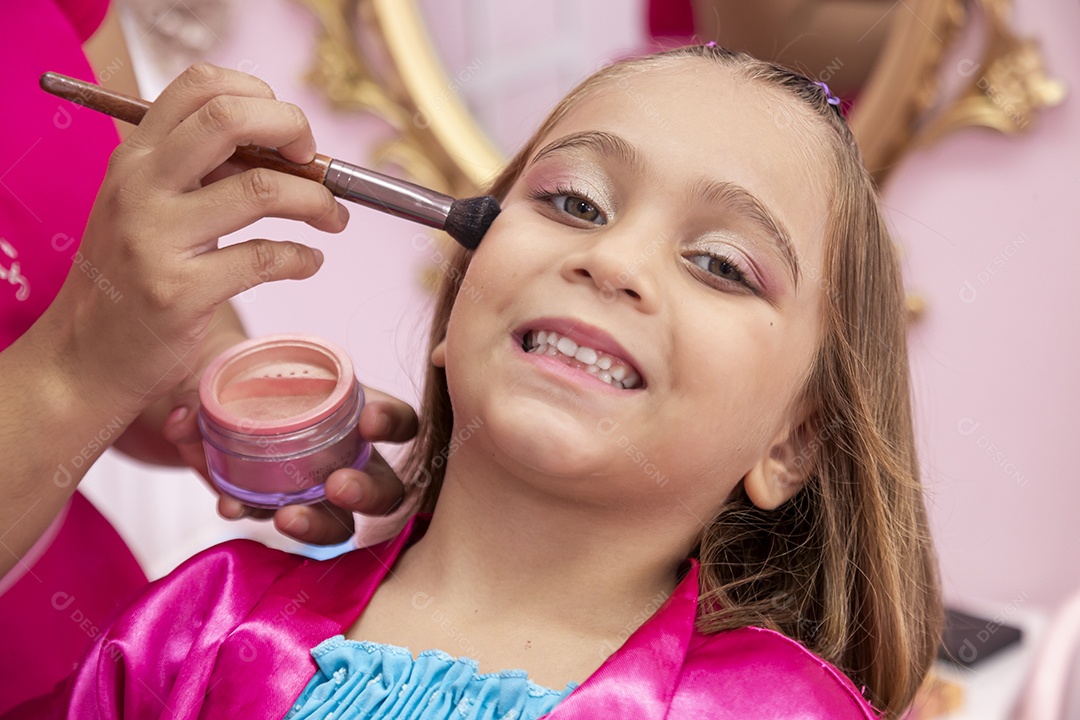 Linda garota em um salão de beleza