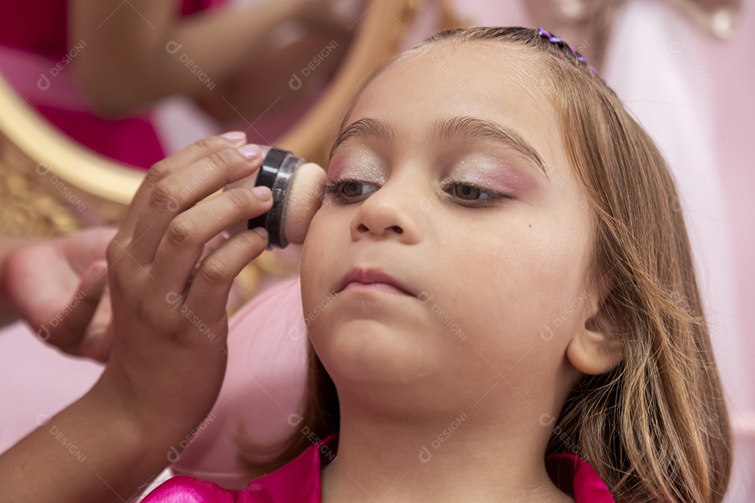 Linda garota em um salão de beleza