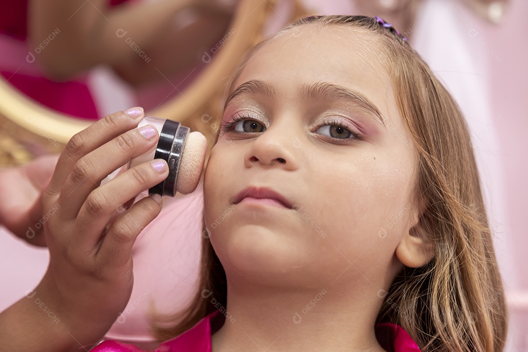 Linda garota em um salão de beleza
