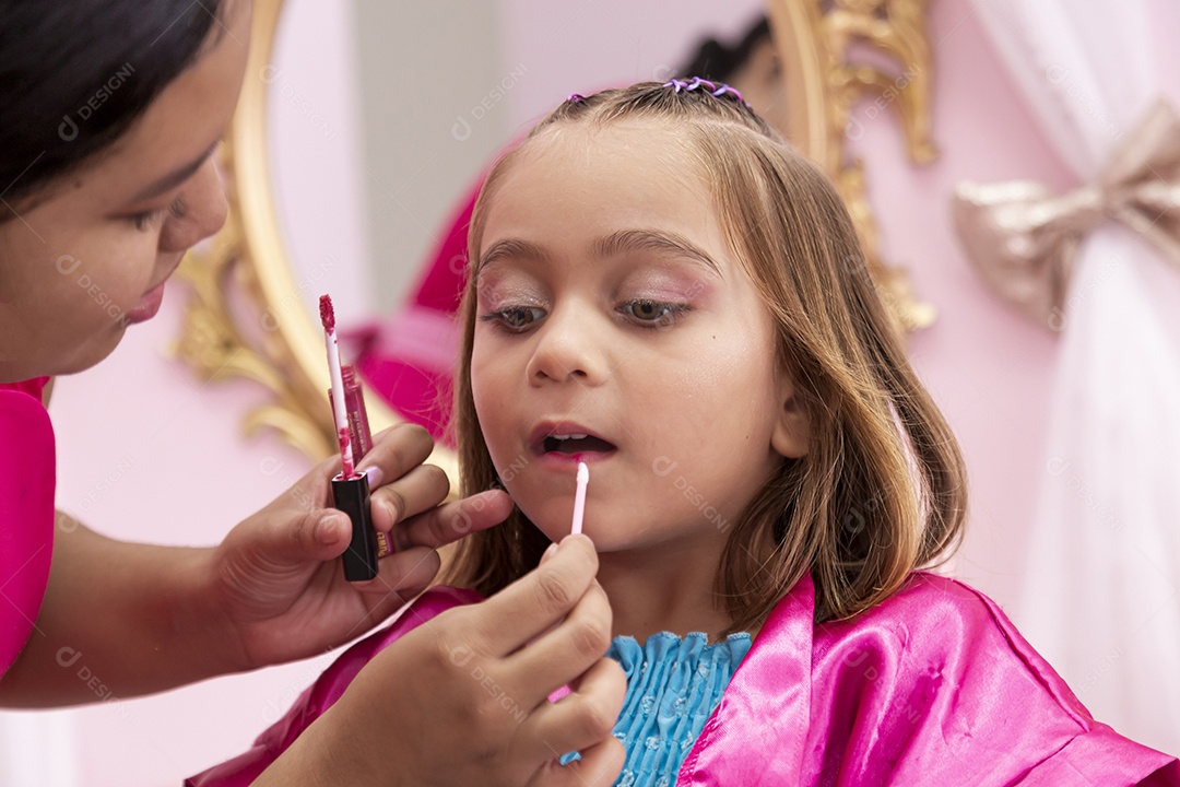 Linda garota em um salão de beleza