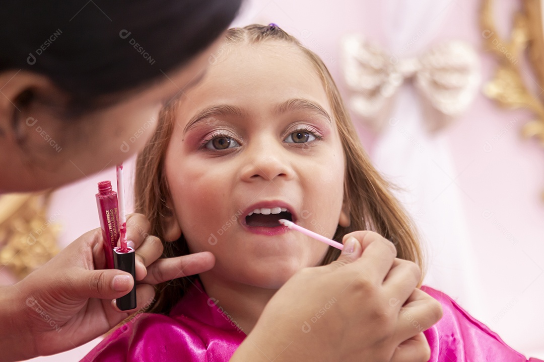 Linda garota em um salão de beleza