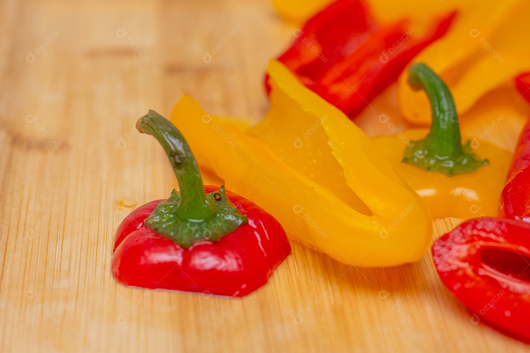Pimentões vermelhos e amarelos sobre uma tábua