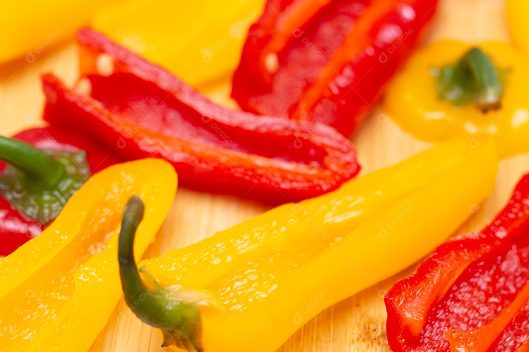 Pimentões vermelhos e amarelos sobre uma tábua
