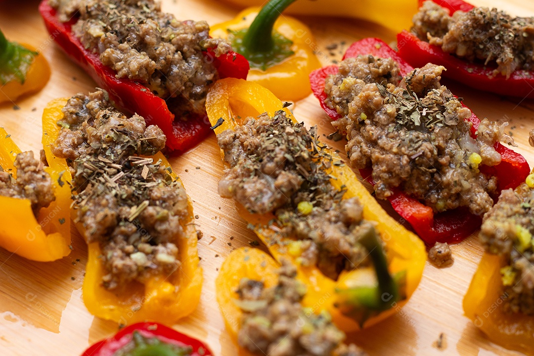Fatias de pimentões recheados com carne moída