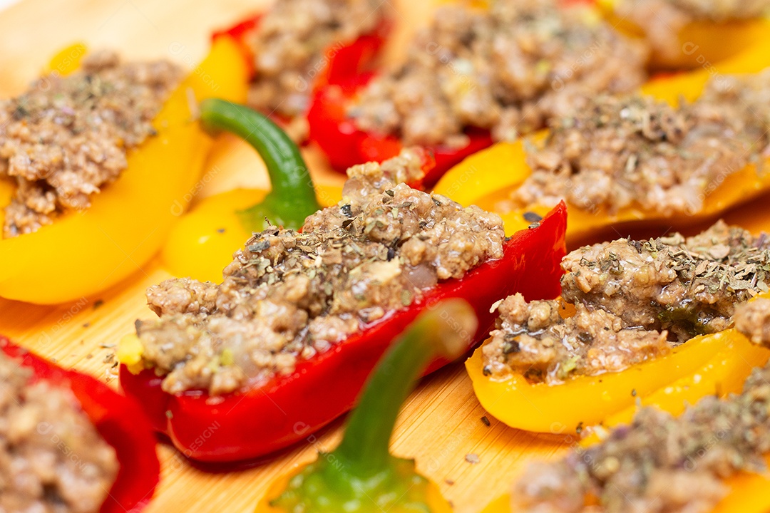 Tábua de madeira com deliciosos pimentões recheados