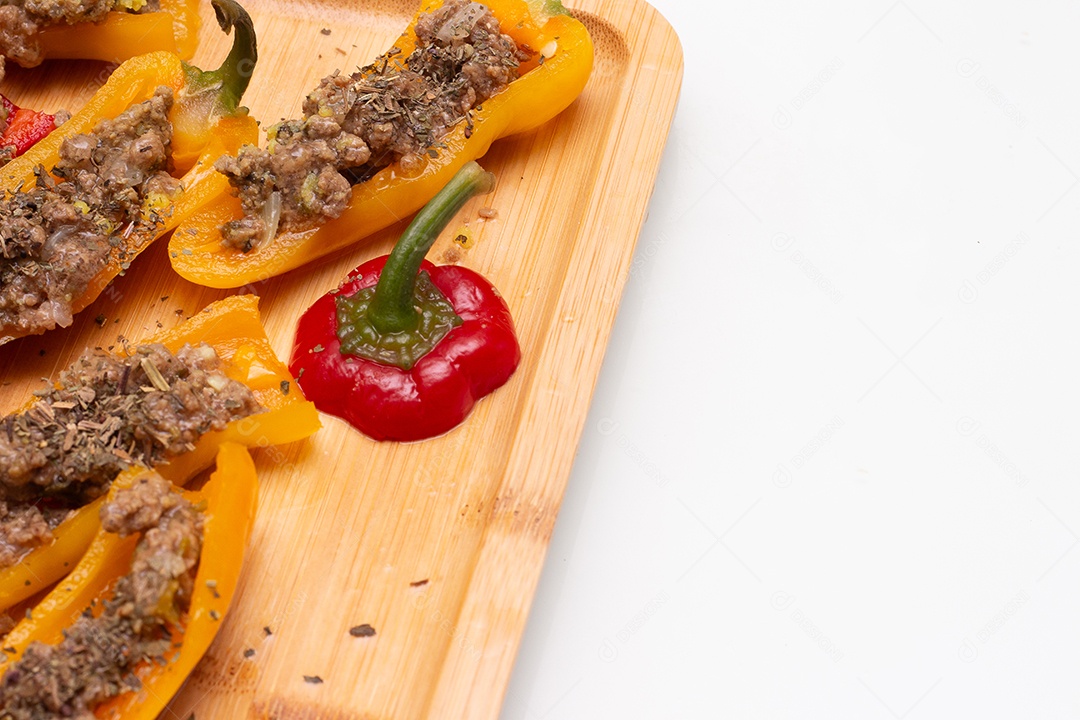 Tábua de madeira com deliciosos pimentões recheados