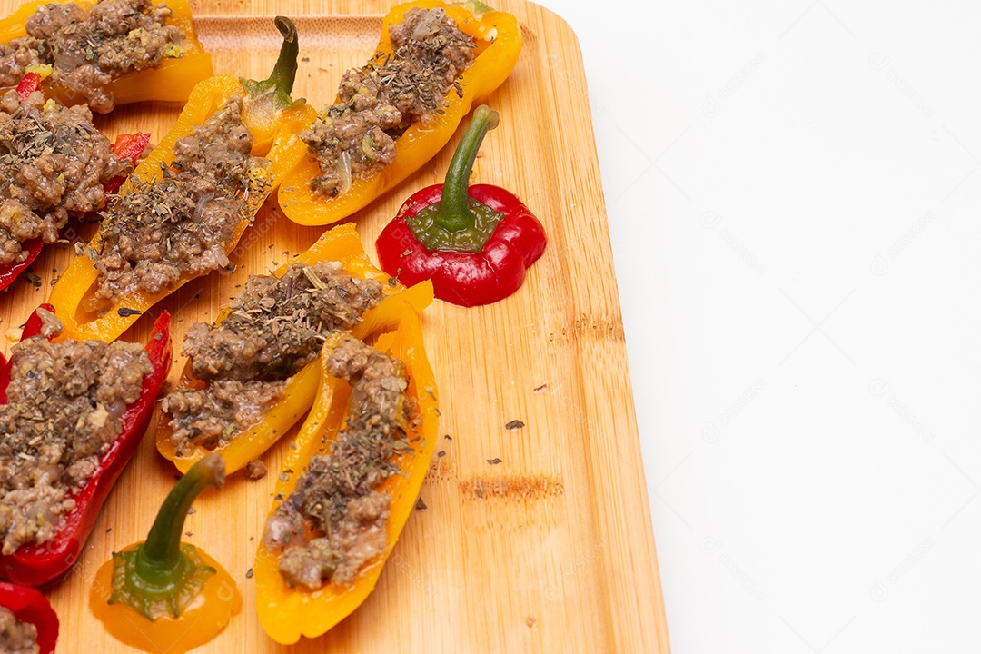 Tábua com pimentões recheados com carne