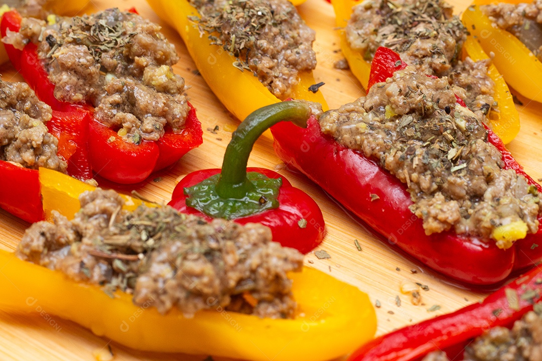 Pimentões coloridos recheados com carne moída