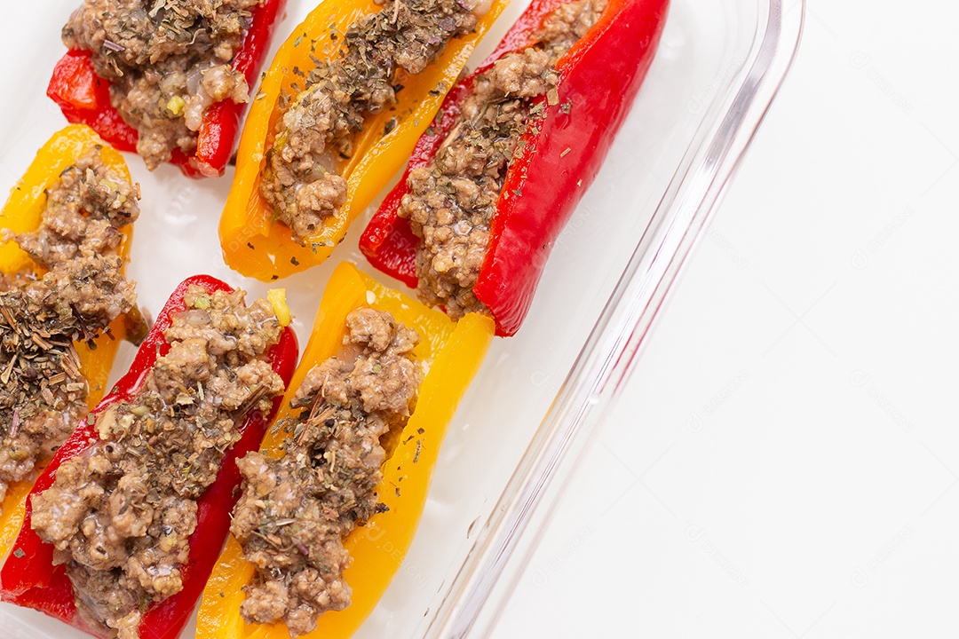 Travessa com pimentões recheados com carne