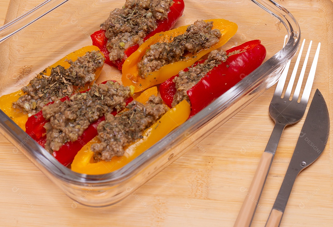 Travessa com pimentões recheados com carne