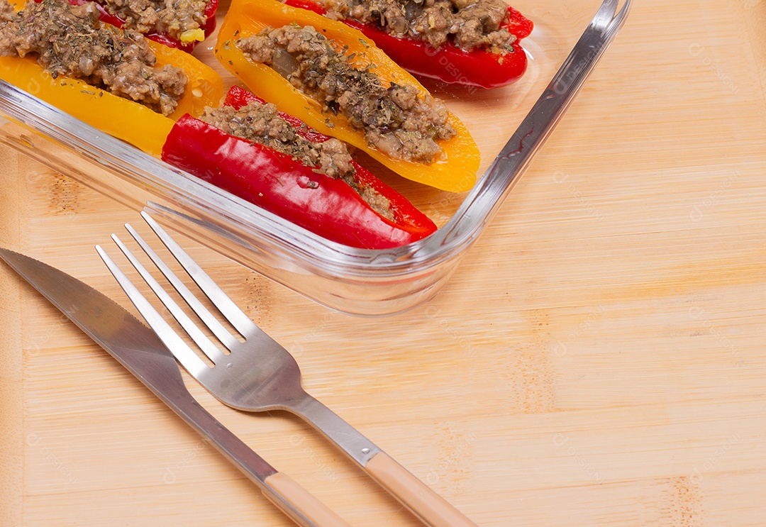 Travessa com pimnetões recheados com carne moída