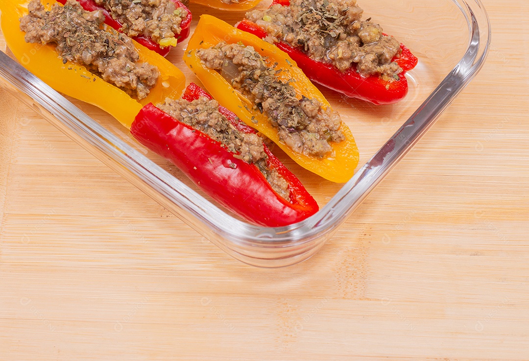 Travessa com pimentões recheados com carne