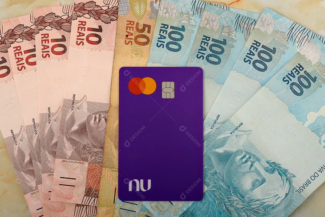 Cartão Nubank encima de notas de dinheiro