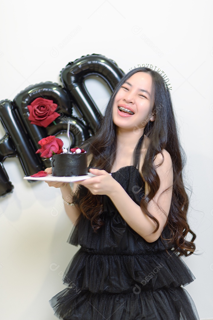 Linda mulher jovem comemorando seu aniversário