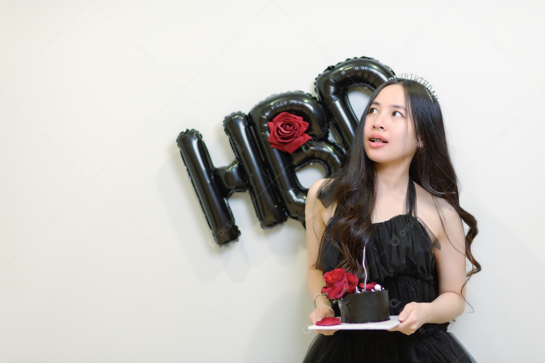 Linda mulher jovem comemorando seu aniversário