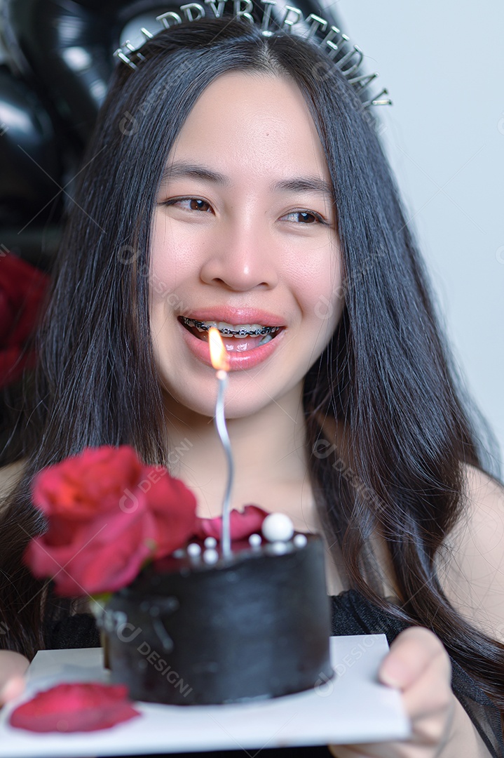 Linda mulher jovem sobre fundo desfocado