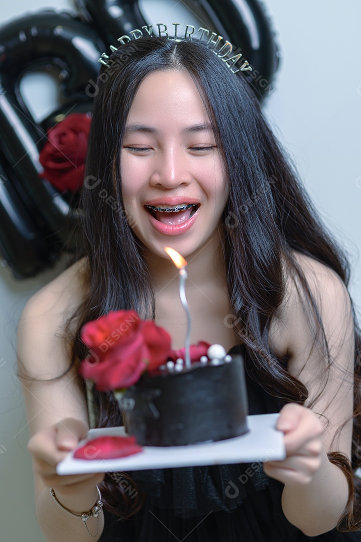 Linda mulher jovem sobre fundo desfocado