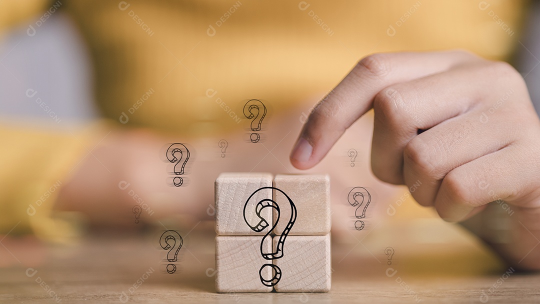 Bloco de madeira com interrogação desejado