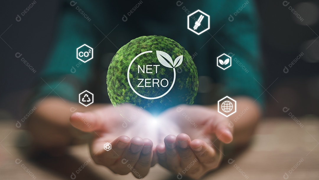 Uma pessoa está segurando uma bola verde com a palavra Net Zero