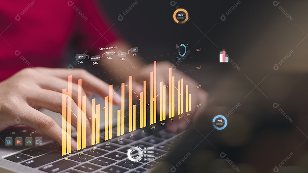 Uma pessoa está digitando em um laptop com um gráfico na tela