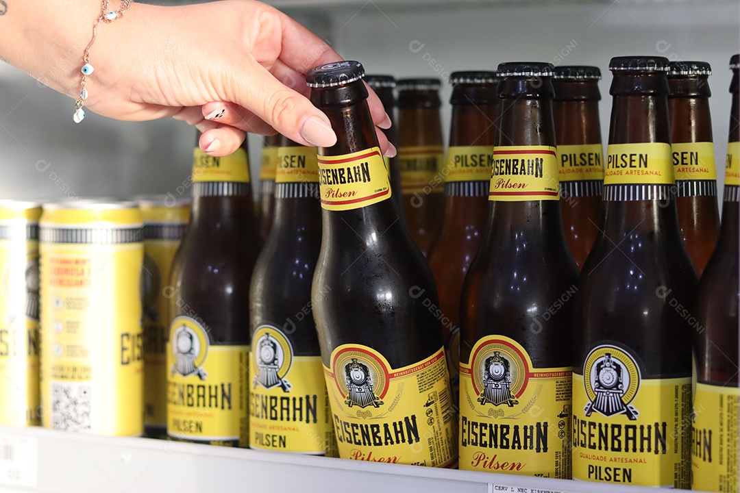 Linda mão de mulher retirando bebida alcoólica de câmara fria